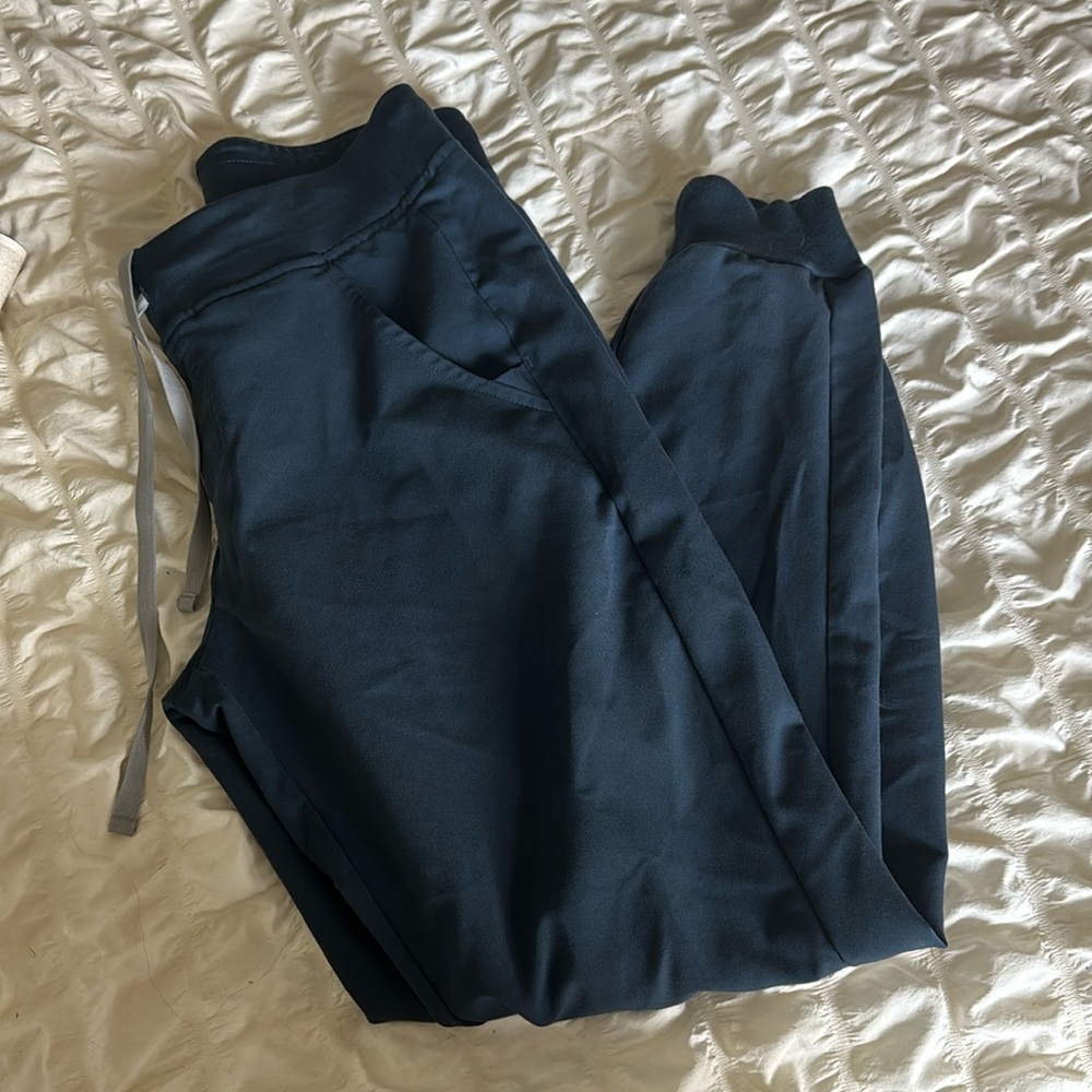 Figs jogger scrubs in dark harbor